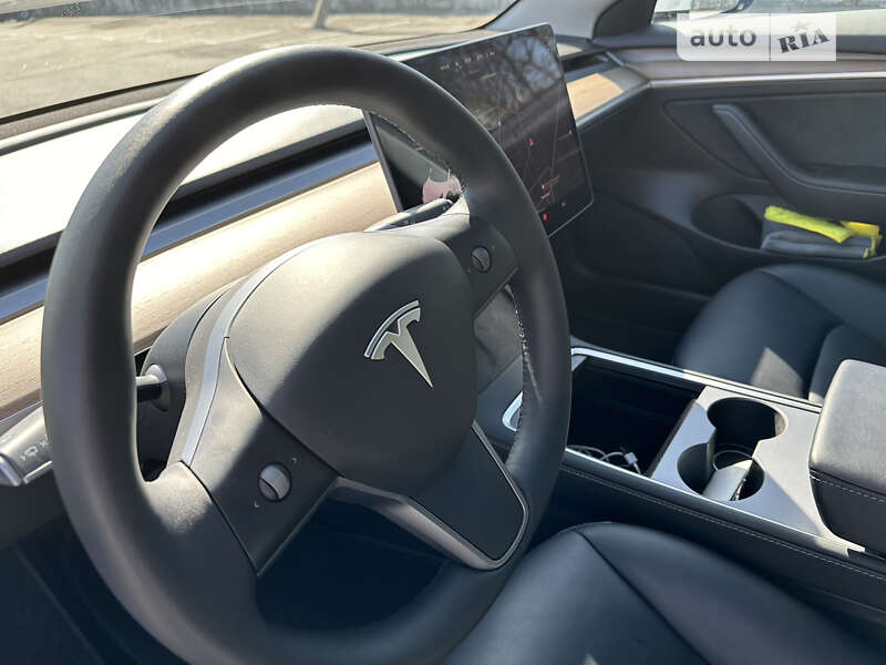 Седан Tesla Model 3 2021 в Вишневом