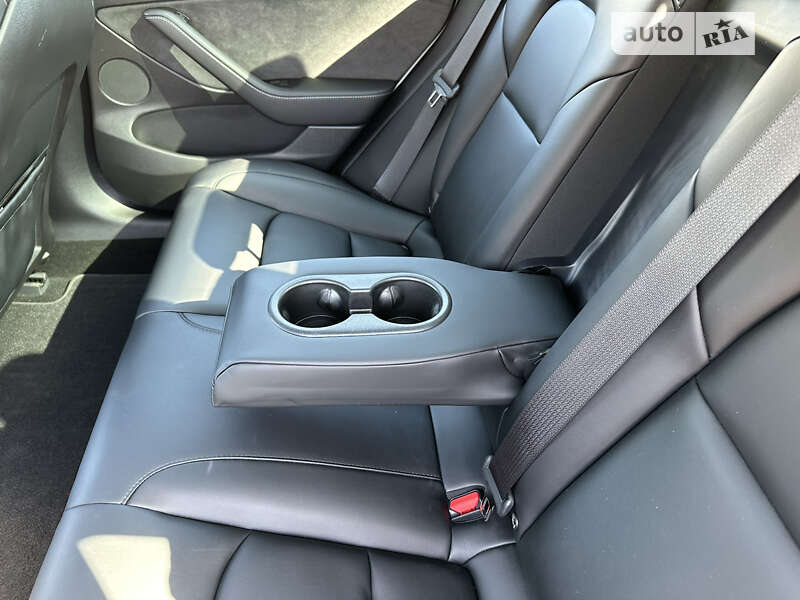 Седан Tesla Model 3 2021 в Вишневом