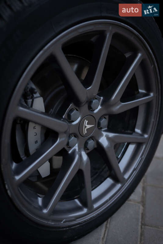 Седан Tesla Model 3 2018 в Кременці