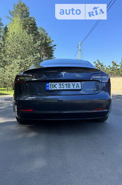 Седан Tesla Model 3 2022 в Ровно