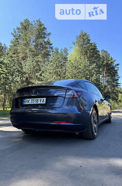 Седан Tesla Model 3 2022 в Ровно