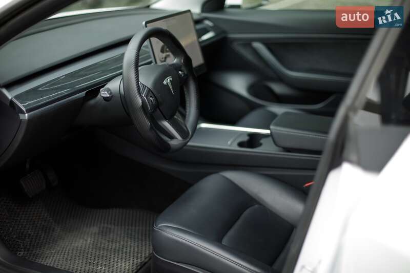 Седан Tesla Model 3 2021 в Львове