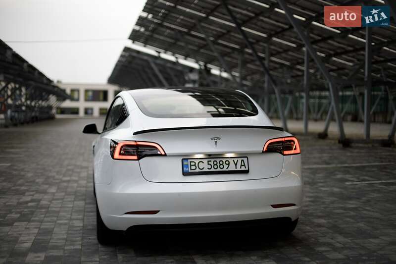 Седан Tesla Model 3 2021 в Львове