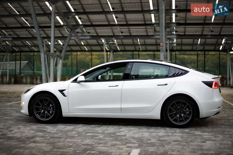 Седан Tesla Model 3 2021 в Львове