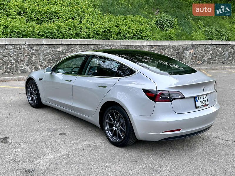 Седан Tesla Model 3 2018 в Києві