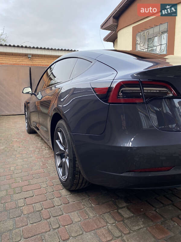 Седан Tesla Model 3 2022 в Ромнах