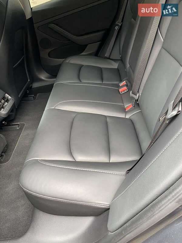 Седан Tesla Model 3 2022 в Ромнах