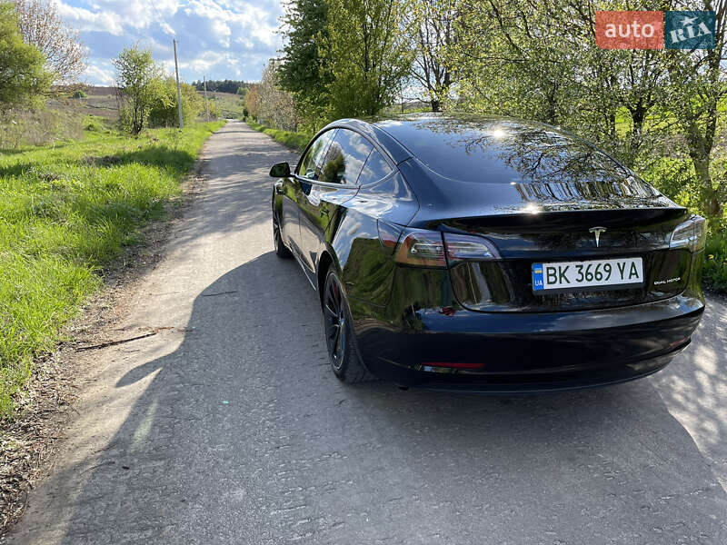 Седан Tesla Model 3 2021 в Ровно
