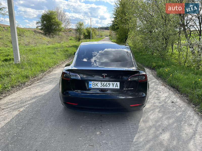 Седан Tesla Model 3 2021 в Ровно