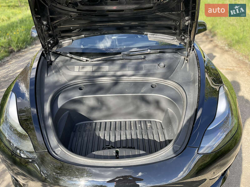 Седан Tesla Model 3 2021 в Ровно