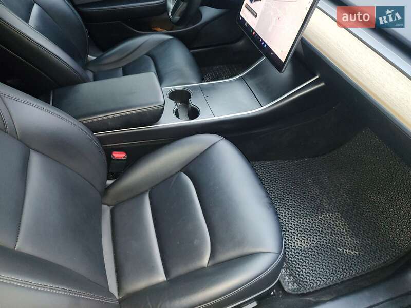 Седан Tesla Model 3 2018 в Львові