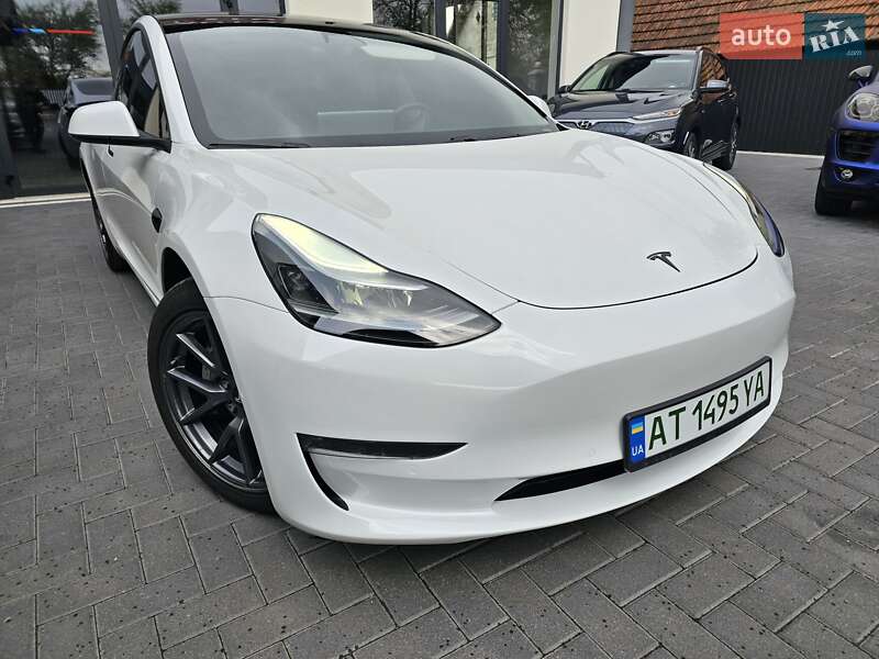 Седан Tesla Model 3 2021 в Коломиї