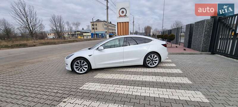 Седан Tesla Model 3 2020 в Чернівцях