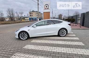 Седан Tesla Model 3 2020 в Чернівцях