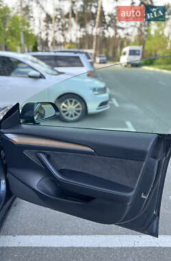 Седан Tesla Model 3 2021 в 