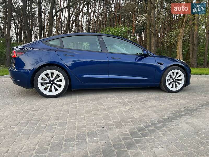Седан Tesla Model 3 2022 в 