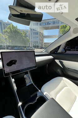 Седан Tesla Model 3 2018 в Балаклії