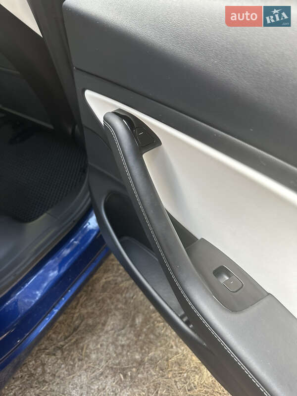 Седан Tesla Model 3 2020 в Киеве