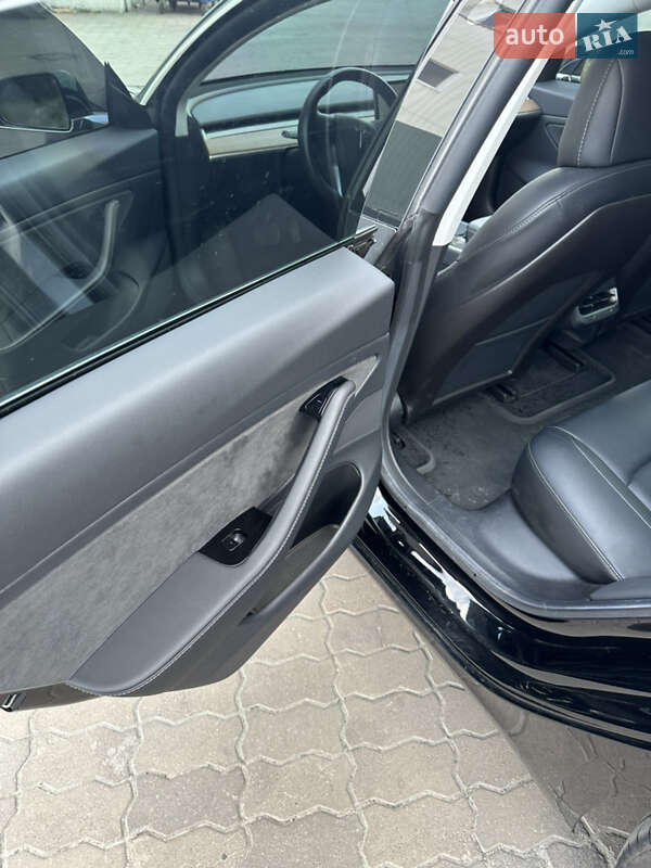 Седан Tesla Model 3 2019 в Львові