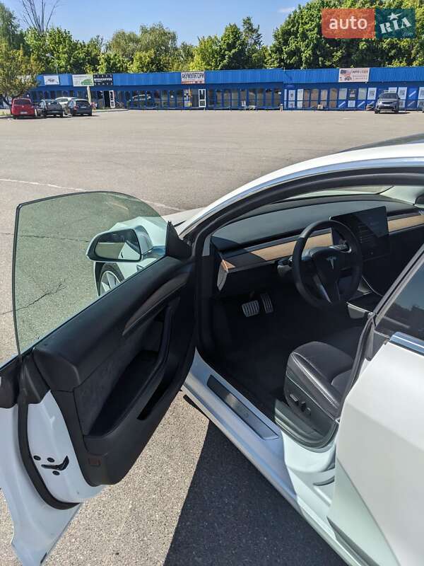 Седан Tesla Model 3 2019 в Киеве