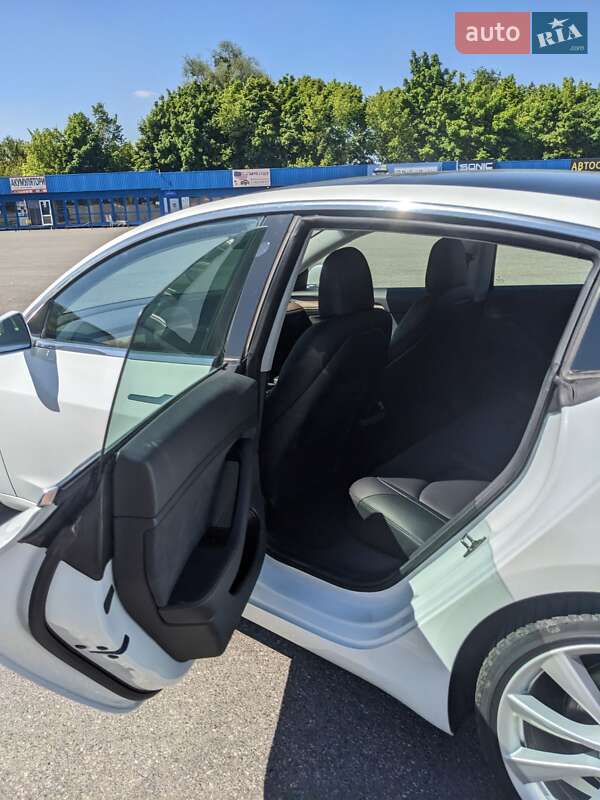 Седан Tesla Model 3 2019 в Киеве