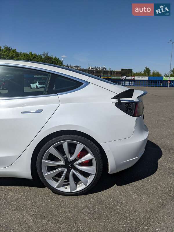 Седан Tesla Model 3 2019 в Киеве