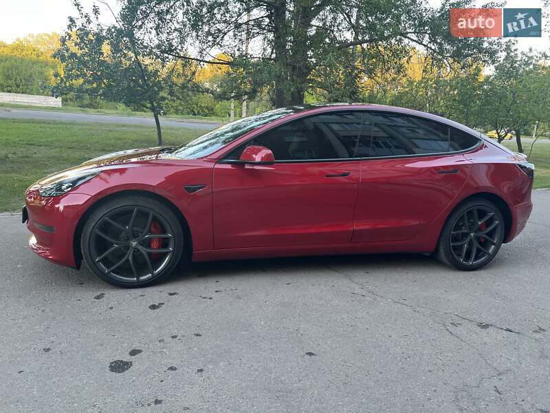 Седан Tesla Model 3 2021 в 