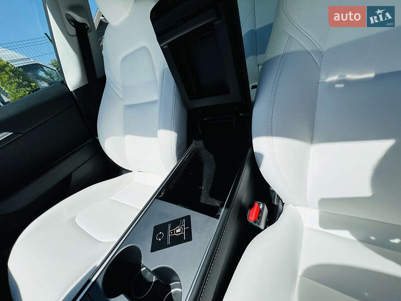 Седан Tesla Model 3 2021 в Кременчуці