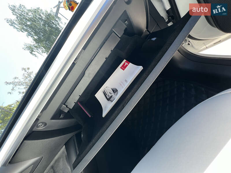 Седан Tesla Model 3 2021 в Кременчуці