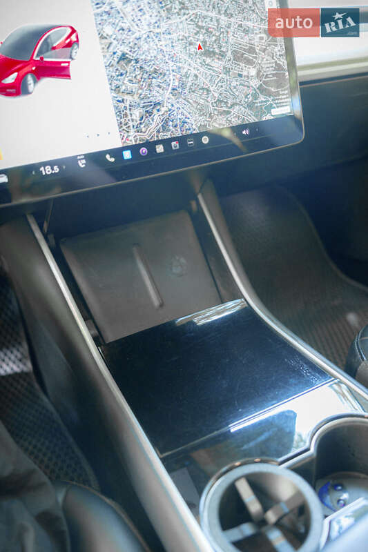 Седан Tesla Model 3 2018 в Львове