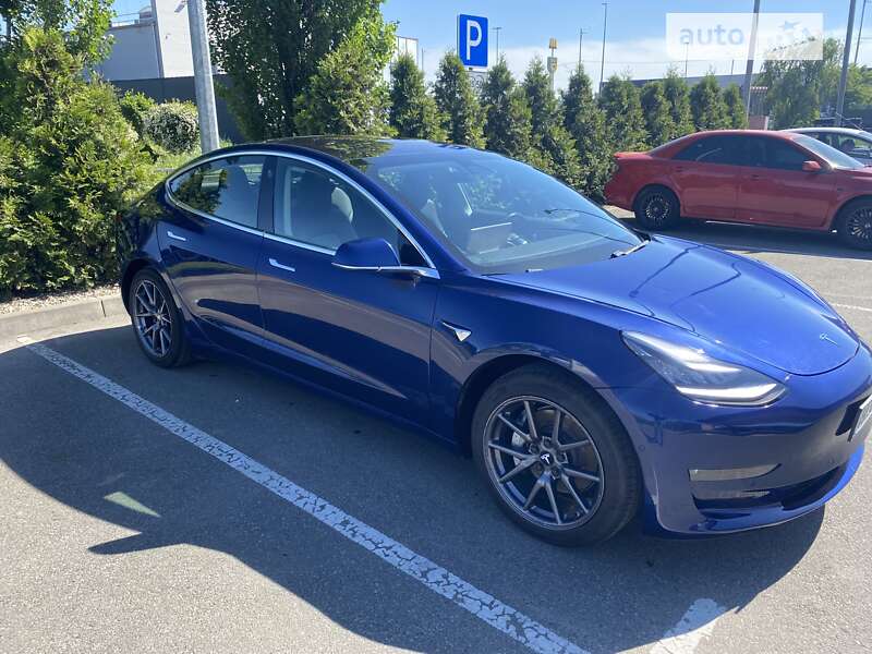 Седан Tesla Model 3 2019 в Киеве