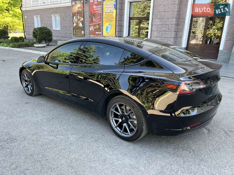 Седан Tesla Model 3 2021 в Кам'янському