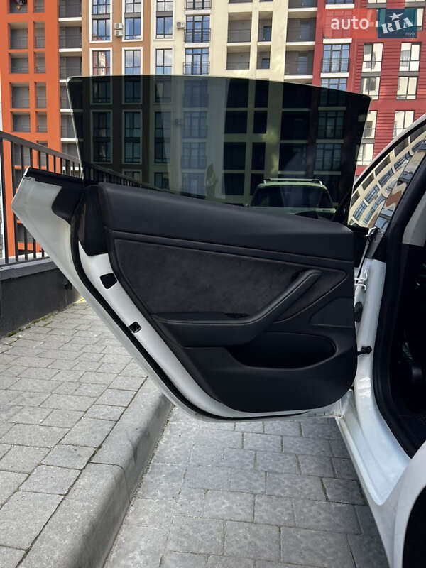 Седан Tesla Model 3 2019 в Львове