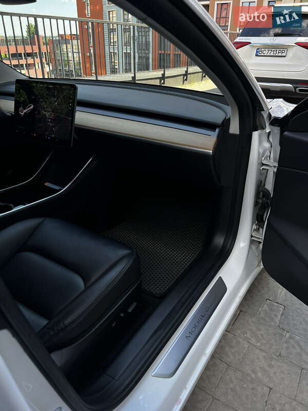 Седан Tesla Model 3 2019 в Львове
