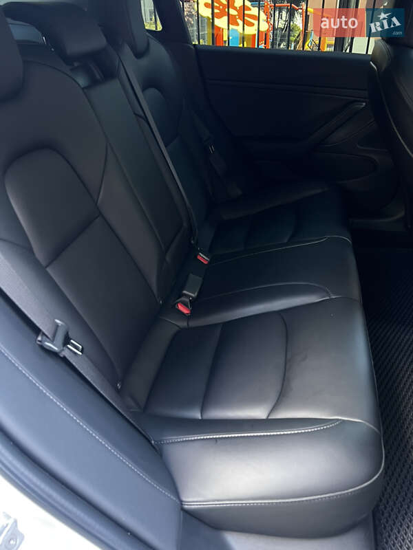 Седан Tesla Model 3 2019 в Львове