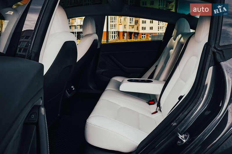 Седан Tesla Model 3 2022 в Николаеве