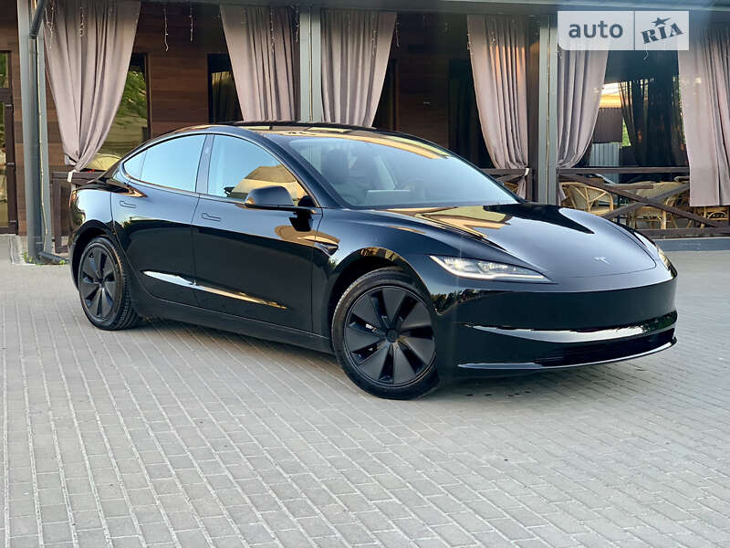 Седан Tesla Model 3 2024 в Ровно