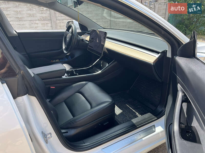Седан Tesla Model 3 2020 в Новомосковську