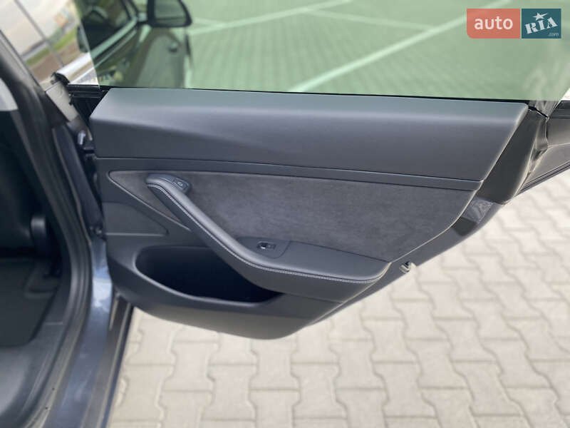 Седан Tesla Model 3 2020 в Луцке