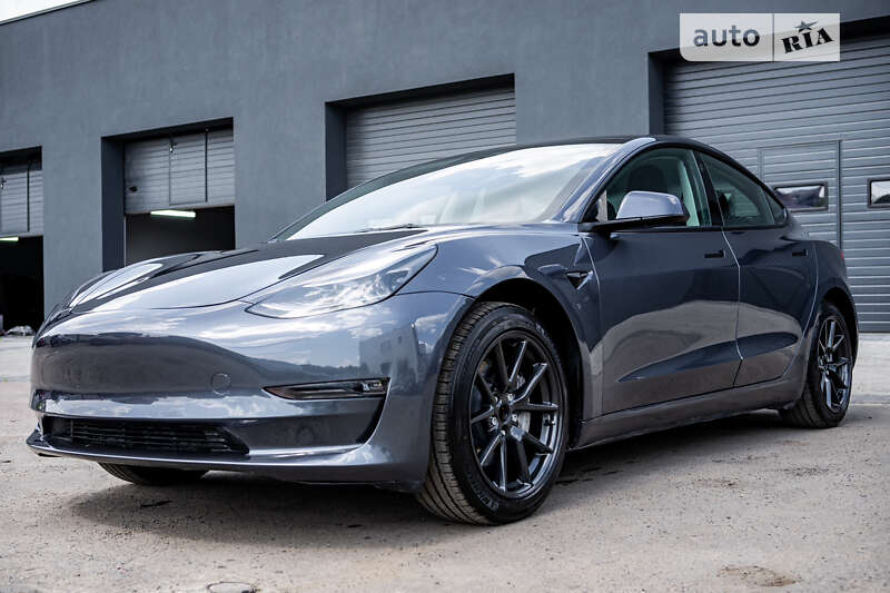 Седан Tesla Model 3 2023 в Києві