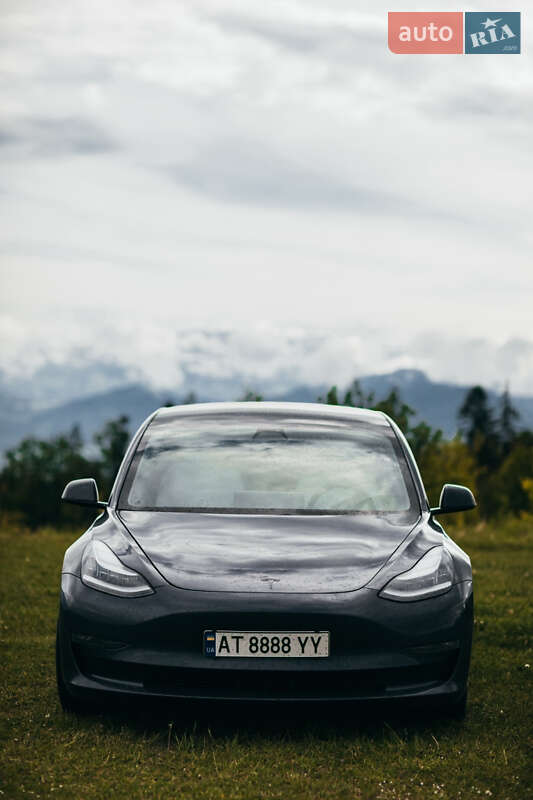 Седан Tesla Model 3 2020 в Яремче