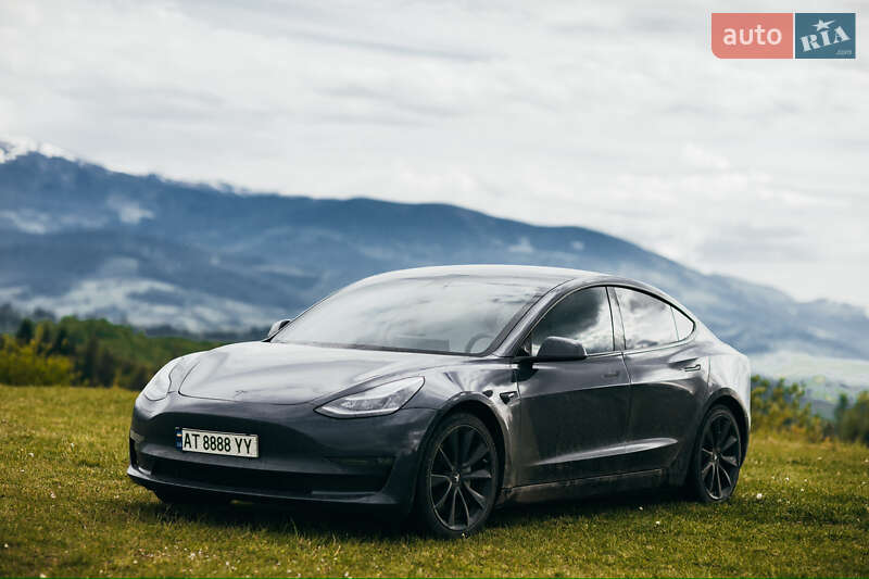 Седан Tesla Model 3 2020 в Яремче