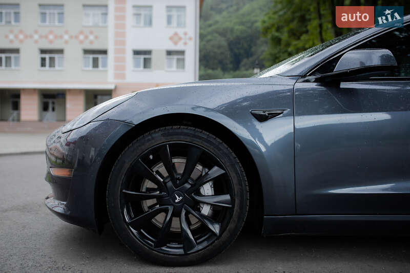 Седан Tesla Model 3 2020 в Яремче