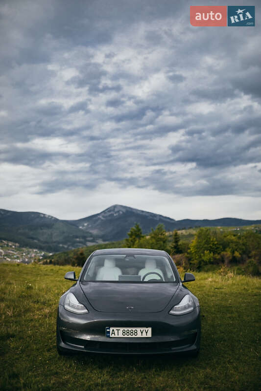 Седан Tesla Model 3 2020 в Яремче
