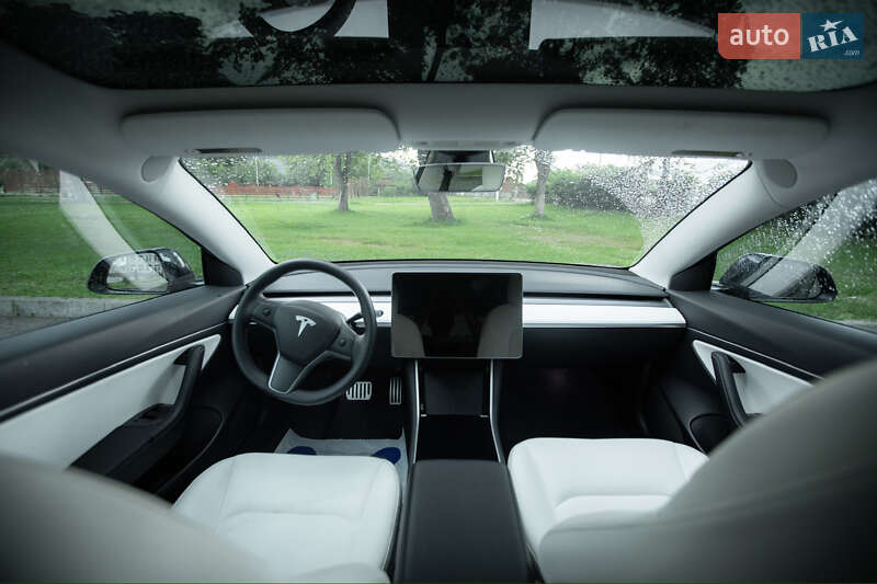Седан Tesla Model 3 2020 в Яремче