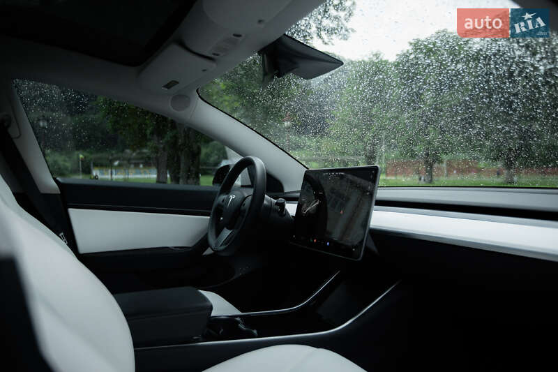 Седан Tesla Model 3 2020 в Яремче