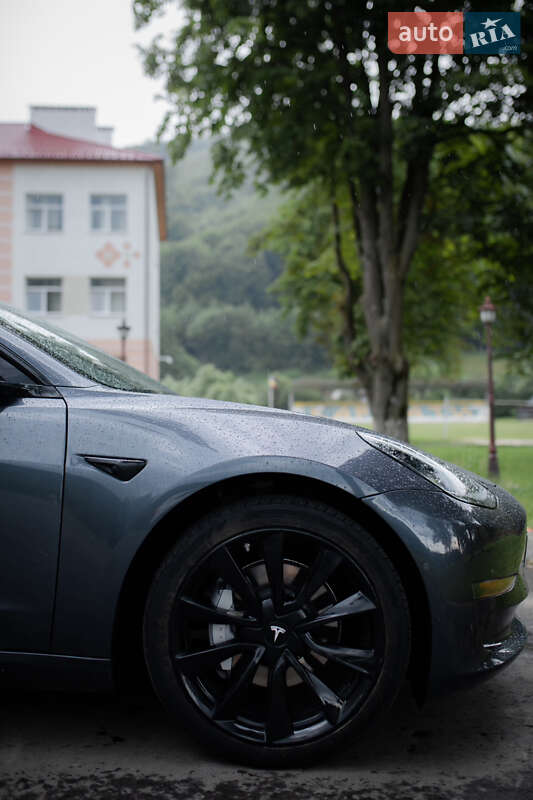 Седан Tesla Model 3 2020 в Яремче
