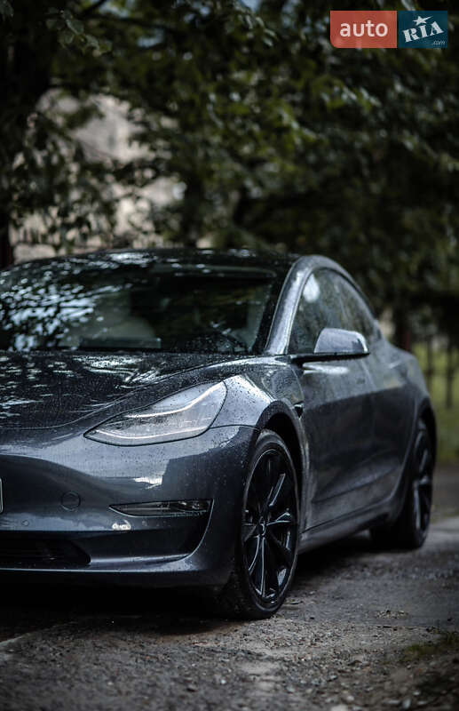 Седан Tesla Model 3 2020 в Яремче