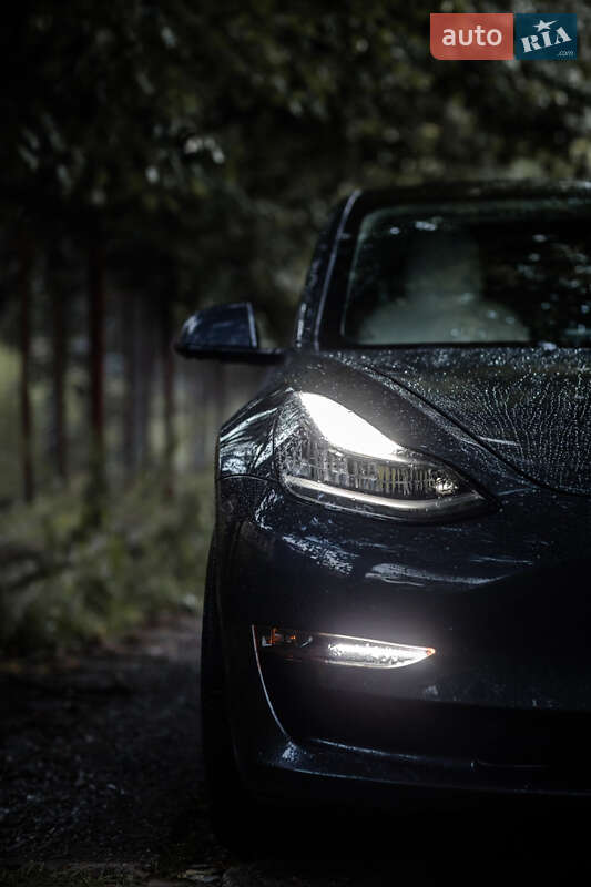 Седан Tesla Model 3 2020 в Яремче