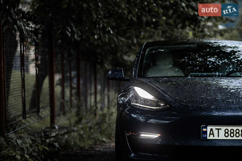Седан Tesla Model 3 2020 в Яремче